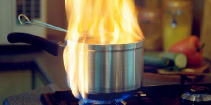 panela-com-fogo-em-óleo-quente