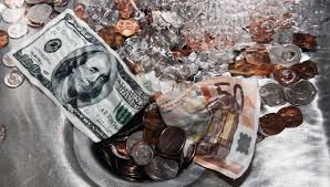 dinheiro no lixo